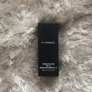 MAC Studio Fix Fluid SPF 15 Foundation in NC35